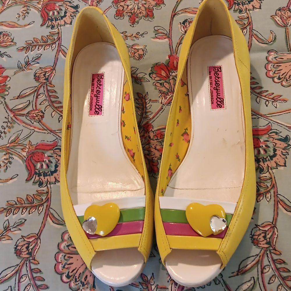 Vintage. Betsey Johnson Yellow Leather Peep Toe Flats. Whimsical. Colorful.